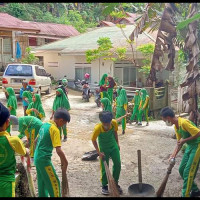 Jum'at Bersih Oleh Siswa MIN 1 Tana Toraja Sasar Rumah Jabatan Kakan Kemenag