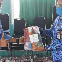 Kakan Kemenag Luwu Timur Serahkan 300 Bingkisan Lebaran Untuk Siswa Kurang Mampu 