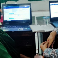 Ikut Pendampingan BPP Sakti, Bendahara MIN 2 Sinjai Uji Coba Aplikasi Baru