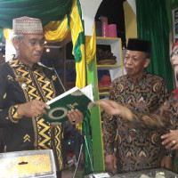 Kepala Kantor Kemenag Enrekang Menyerahkan Al Quran Ke Bupati Luwu Timur 