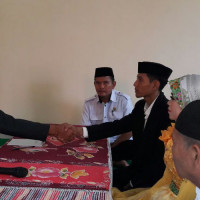 Kepala KUA Polongbangkeng Selatan Nikahkan Pasangan Pengantin  Secara Gratis.