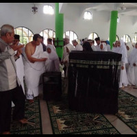 PRAKTEK MEMAKAI PAKAIAN IHRAM, WUKUF, TAWAF, SAI DAN TAHALLUL DI KECAMATAN PONRANG