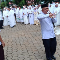 Jamaah Calon Haji Lutim  jalani Paktek tawaf keliling ka'bah