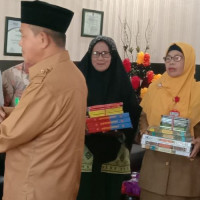Kemenag Takalar Programkan Wakaf Buku Bagi Anak Sekolah Yang Tamat.