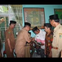 MENJELANG BULAN PUASA, KUA SOPPENG RIAJA SALURKAN SAJADAH UNTUK MASJID