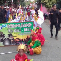 Pengawas. Madrasah Serahkan Piala Bergilir  Â 