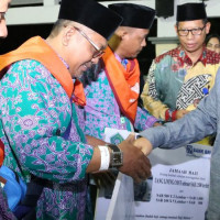 Direktur Pengelolaan Dana Haji Serahkan Living Cost JCH Kloter 5