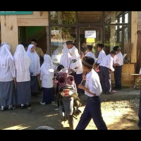 Hari Pertama Beroperasi, Santri PP. Nurul Falah Serbu Kantor Pesantren