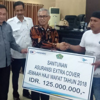 Disaksikan Direktur Pelayanan Haji, PT Garuda serahkan Santunan pada Keluarga Jamaah Meninggal