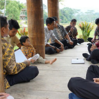 Rapat Dalam Nuansa Baru Duduk Bersilah di Atas Alang Keâ€™te Kesuâ€™ Toraja Utara