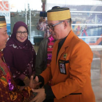 Pentas PAI Nasional, H. Wahyuddin Sambut Kontingen Riau Dengan Sutera