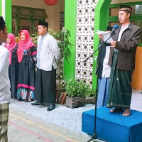 Seluruh Guru dan Siswa MIN 1 Makassar Upacara HSN dengan berpakaian layaknya santri
