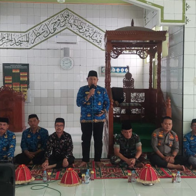 Kasubag TU Kemenag Bone membuka Bimbingan Manasik Haji di Masjid Ibadurrahman Kelurahan Apala, Bone