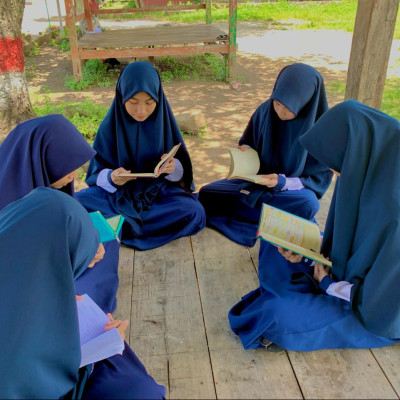 Siswa MTs Darul Istiqamah Bulukumba Mengoptimalkan Waktu Istirahat dengan Membaca Al-Quran