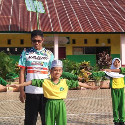 Guru PJOK MI Ar Rahman Pajekko Bimbing Siswa Lakukan Pemanasan Sebelum Olahraga