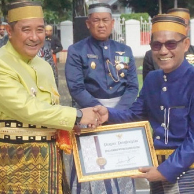 Berkontribusi Dalam Bidang Pendidikan, Kakanwil Terima Penghargaan dari Pemerintah Provinsi Sulawesi Selatan